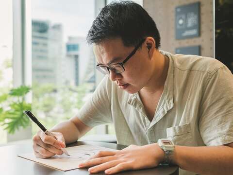 簡氏は作品の執筆を通して、読者に台北の異なるストーリーを伝えたいと考えています。(写真/Samil Kuo )