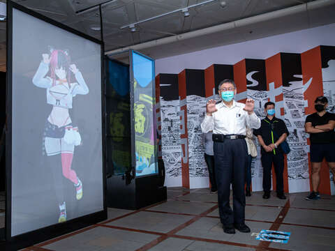 柯市長至龍山文創基地動漫特展體驗Vtuber透過即時動作捕捉等技術，替虛擬角色注入靈魂.JPG(圖片來源：臺北市政府文化局)