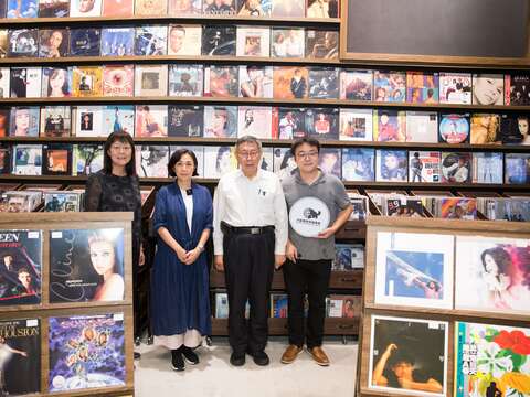 柯文哲市長與北流中心產業區進駐店家合影(圖片來源：臺北市政府文化局)