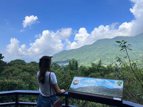 晚霞平台稍作停留，遠眺大屯山景致(圖片來源：臺北市政府工務局大地工程處)