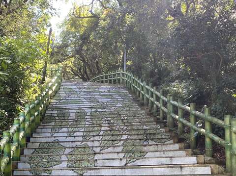 陽明山國家公園第二停車場的彩繪大樓梯(圖片來源：臺北市政府工務局大地工程處)