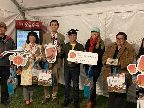 沈永華專門委員(中)、阿布奎基市觀光局代表(右二)、阿布奎基市經濟發展局副局長(右一)參加台北館媒體招待會(圖片來源：臺北市政府觀光傳播局)