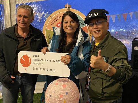 觀傳局沈永華專委與阿布奎基市議員Grout Renee夫婦合影(圖片來源：臺北市政府觀光傳播局)