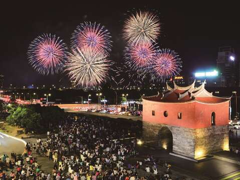夜空中的璀璨瞬間 2022大稻埕情人節攝影比賽(台北畫刊111年10月)