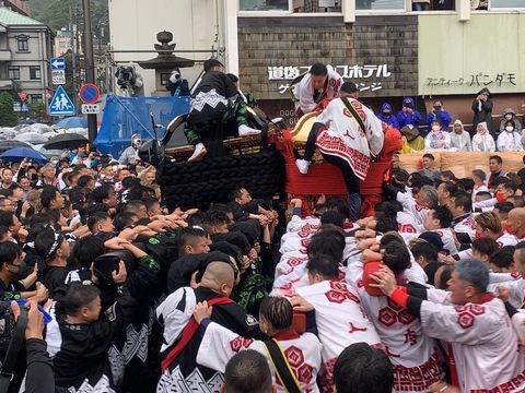 時隔三年登場的松山秋之祭(撞轎祭典)7日在大雨中登場，仍齊聚許多民眾熱情不減。(圖片來源：臺北市政府觀光傳播局)