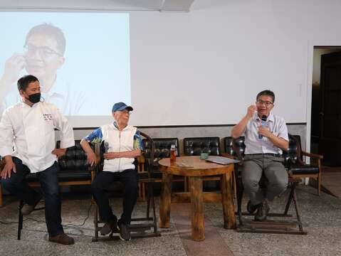 2022臺灣新文化月運動活動邀請山海樓行政主廚蔡瑞郎(左起)、資深台菜師傅黃德興、中央研究院臺灣史研究所曾品滄副研究員共同分享交流臺灣百年前的飲食文化故事(圖片來源：臺北市政府文化局)