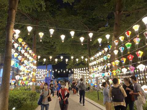 彷彿來到臺東的鐵花村(圖片來源：臺北大眾捷運股份有限公司)