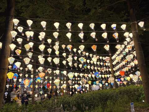 掛滿各式各樣不同圖案的燈飾(圖片來源：臺北大眾捷運股份有限公司)