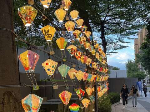 隨風飄逸的熱氣球燈飾(圖片來源：臺北大眾捷運股份有限公司)