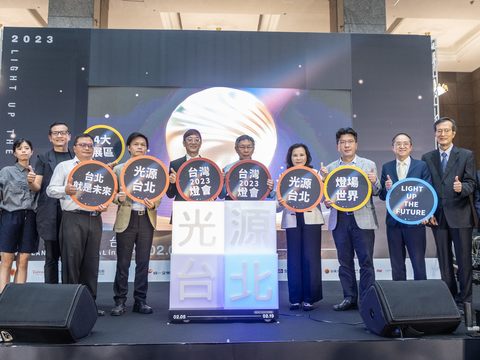 2023台灣燈會記者會，台北市長柯文哲、交通部觀光局副局長林信任與贊助單位、策展人等代表合影。(圖片來源：台北市政府觀光傳播局)
