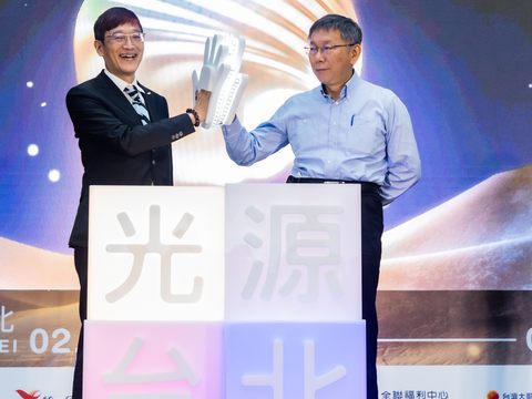 台北市長柯文哲與交通部觀光局副局長林信任擊掌，啟動2023台灣燈會。(圖片來源：台北市政府觀光傳播局)