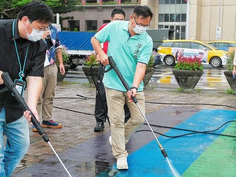 北市府首次聯手無家者及議員，刷亮彩虹起跑線。(圖片來源：臺北市政府觀光傳播局)