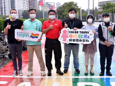 觀傳局長劉奕霆、臺北市議員李建昌、王閔生議員辦公室主任陳沺均及臺灣同志遊行主辦單位在遊行前夕一同刷亮「彩虹起跑線」。(圖片來源：臺北市政府觀光傳播局).JPG