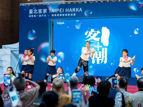 原子少年藍弟與國小小朋友共舞(圖片來源：臺北市政府客家事務委員會)
