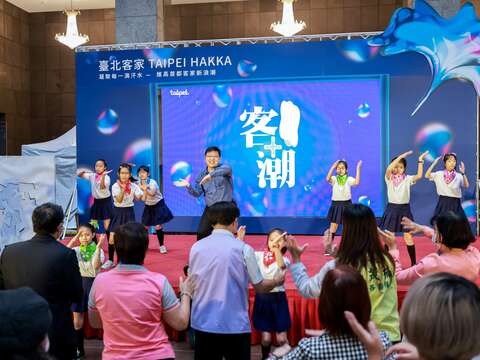 徐世勲主任委員與小朋友們共舞(圖片來源：臺北市政府客家事務委員會)