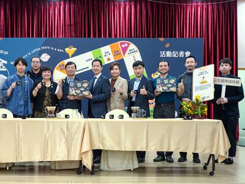 臺北市彭振聲副市長(右6)、社團法人台灣咖啡協會吳怡玲副理事長(左6)與貴賓大合影(圖片來源：臺北市商業處)