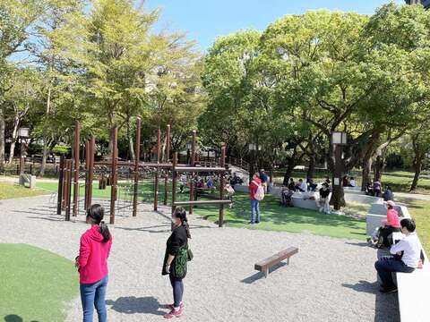 七虎公園-樹下空間變成民眾活動與休憩空間(圖片來源：臺北市政府工務局公園路燈工程管理處)