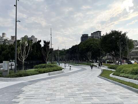化劣勢為特色形塑友善人本通廊，提升無障礙的可及性(圖片來源：臺北市政府工務局公園路燈工程管理處)