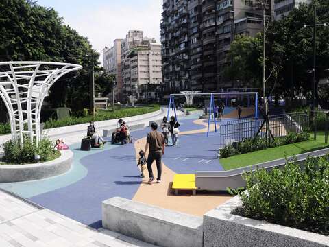 磺港溪A段公園獨特之共融地景式遊戲空間與設施(圖片來源：臺北市政府工務局公園路燈工程管理處)