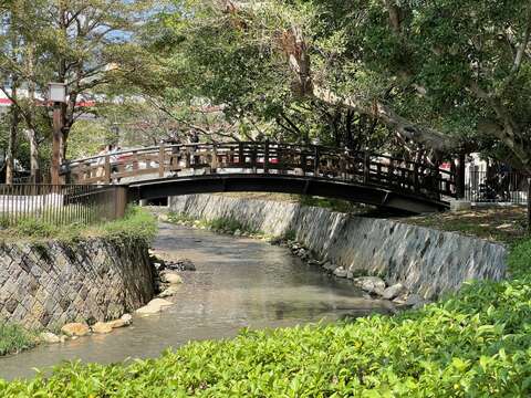藉由北投溪河道調整使民眾與溪流關聯更緊密(圖片來源：臺北市政府工務局公園路燈工程管理處)