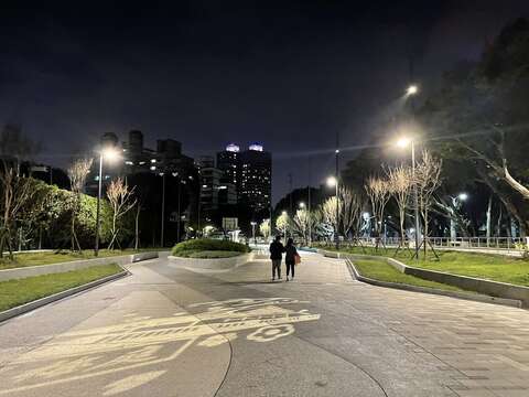 磺港溪A段公園出入口配合Gobo燈節和，呈現北投八景(圖片來源：臺北市政府工務局公園路燈工程管理處)