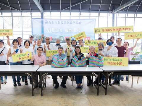 市長與北投在地小農合影(圖片來源：臺北市政府文化局)