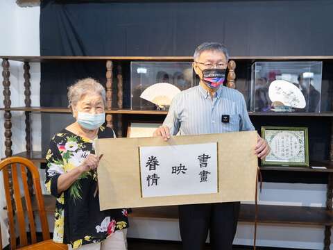 柯市長與《書畫映眷情-眷戶書畫展》策展原眷戶傅藹英女士合影(圖片來源：臺北市政府文化局)