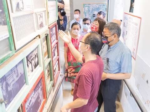柯市長參觀《窗駐時光：記憶中心新村影像展》(圖片來源：臺北市政府文化局)