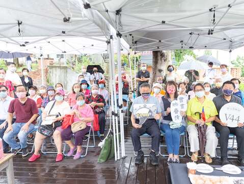 柯市長與北投中心新村眷戶合影(圖片來源：臺北市政府文化局)