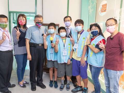 柯市長與新民國中星光書苑同學合影(圖片來源：臺北市政府文化局)
