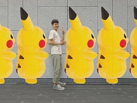尋找捷運大安森林公園站內的Pokégenic拍照景點，可以鑽進皮卡丘的隊伍裡和牠們一起（圖片來源：臺北市政府觀光傳播局）