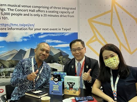 馬來西亞會議展覽局營運長Mr.Noor Ahmad Hamid(左)前來參觀臺北展位，與觀傳局沈永華專門委員(中)分享國際會議爭取經驗。(圖片來源：臺北市政府觀光傳播局)