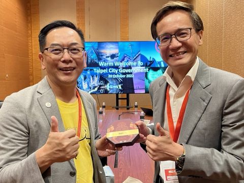觀傳局沈永華專門委員(左)與新加坡會議與獎勵旅遊體驗發展司署長Dr.Edward Koh(右)，分享後疫情時代城市會展推廣經驗。(圖片來源：臺北市政府觀光傳播局)