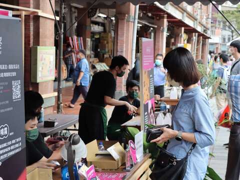 民眾兌換大稻埕潮補冬限定餐飲(圖片來源：臺北市商業處)