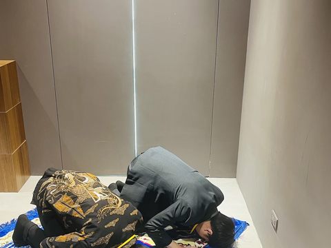 認證景點台北101觀景臺之祈禱室內實際朝拜情形。(圖片來源：臺北市政府觀光傳播局)