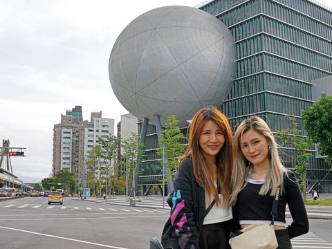 網紅姊妹花朝聖榮登2021時代雜誌全球百大景點的台北表演藝術中心(圖片來源：台北市政府觀光傳播局)