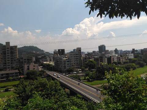 在廟前廣場居高臨下，遠眺整個士林北投(圖片來源：臺北市政府工務局公園路燈工程管理處)