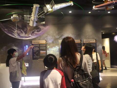 展示場配合天文時事的精采導覽(圖片來源：臺北市立天文科學教育館)