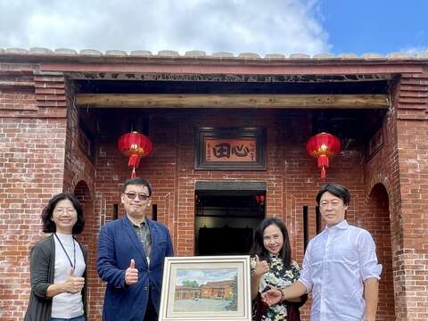 北投賴氏祖厝開幕來賓合影(左起臺北市政府地政局張治祥局長、臺北市政府文化局田瑋副局長、影拾文創股份有限公司蕭繡敏董事長、旅遊畫家簡文仁老師) (圖片來源：臺北市政府文化局)