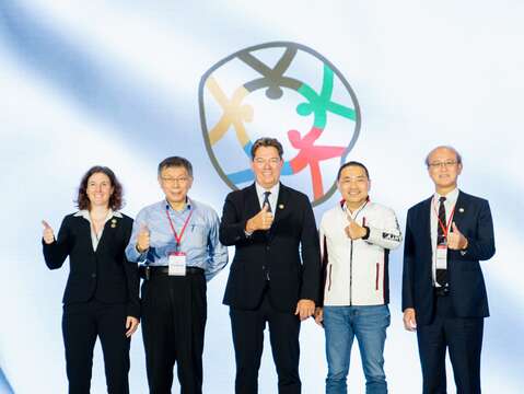 授旗儀式完成並合影留念，IMGA執行長Jens V. Holm(中)、臺北市市長柯文哲(左2)、新北市市長侯友宜(右2)、教育部常務次長林騰蛟(右1)及IMGA競賽總監Samantha Hayward(左1)(圖片來源：臺北市政府體育局)