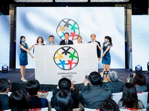 授旗儀式完成並展示總會會旗合影留念，IMGA執行長Jens V. Holm(中)、臺北市市長柯文哲(左3)、新北市市長侯友宜(右3)、教育部常務次長林騰蛟(右2)及IMGA競賽總監Samantha Hayward(左2)(圖片來源：臺北市政府體育局)