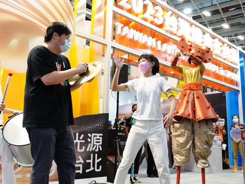 劉奕霆局長參與身聲劇團熱情活力的演出，為台北館進行造勢活動。(圖片來源：臺北市政府觀光傳播局).JPG