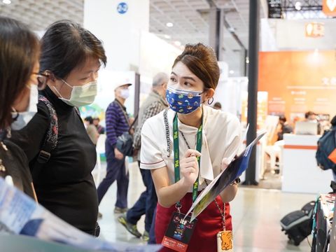 臺北館參展業者提供各式優惠商品，邀請民眾一同參觀2022台北國際展臺北館。(圖片來源：臺北市政府觀光傳播局)