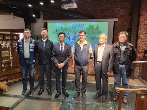北市動保處陳英豪處長8日出席「2022華江雁鴨季-跨界艋舺」記者會與多位貴賓合影留念。(圖片來源：臺北市動物保護處)