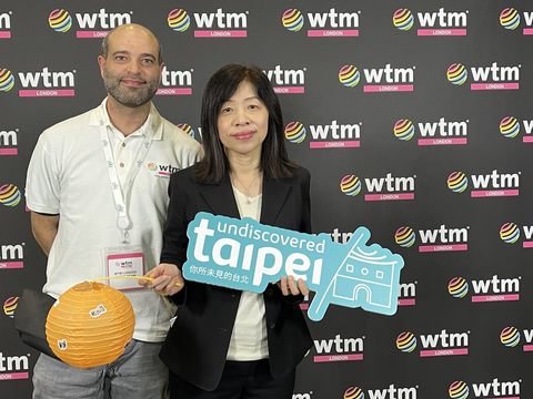 北市府觀傳局江春慧專門委員(右)接受倫敦旅展官方採訪，宣傳「2023台灣燈會在台北」。(圖片來源：臺北市政府觀光傳播局)