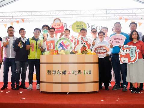 柯文哲市長、產業局林崇傑局長、市場處陳庭輝處長、北投市場吳萬強會長及與會嘉賓大合照(圖片來源：臺北市市場處)