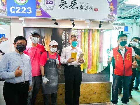 柯文哲市長、產業局林崇傑局長、吳萬強會長與北投市場攤商合照(圖片來源：臺北市市場處)