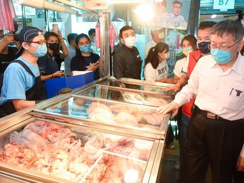 柯文哲市長巡禮北投中繼市場攤位(圖片來源：臺北市市場處)