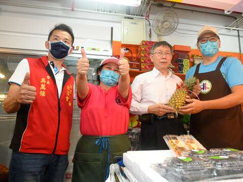 柯文哲市長和北投中繼市場攤商合照(圖片來源：臺北市市場處)