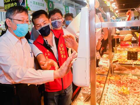 柯市長巡禮北投中繼市場攤位(圖片來源：臺北市市場處)